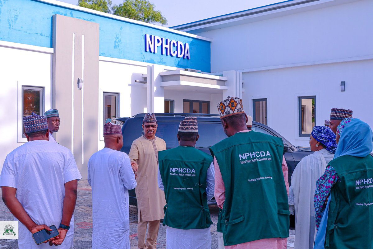 NphcdaNG's tweet photo. Dr. Shuaib emphasized that a conducive work environment and staff welfare play a pivotal
role in boosting productivity and ensuring better outcomes. He encouraged the team to fully utilize the newly inaugurated facility.
#TransformPHC
2/2 https://t.co/hChIJlfPUu