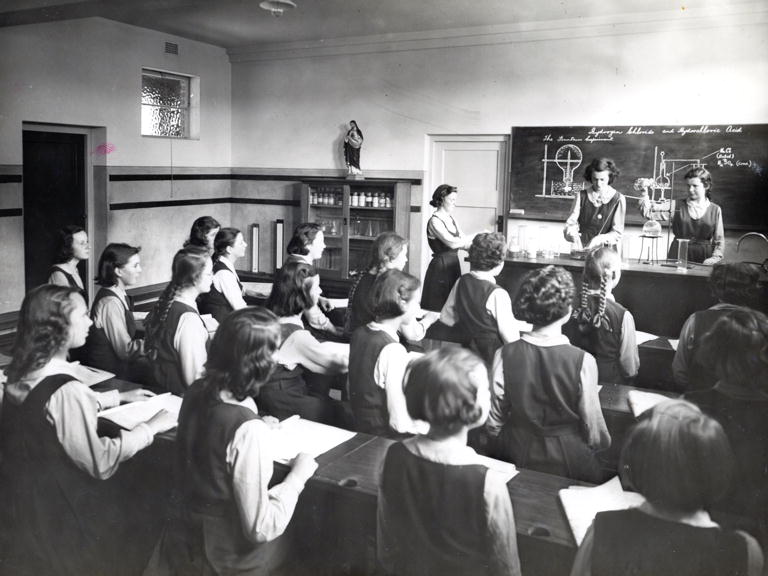 #Flashbackfriday – Celebrating all things Science during National Science Week, we go back to a Science class at the College in the 1950s. My, haven’t we progressed! Here’s to keeping curiosity alive and continuing to push the boundaries of knowledge.