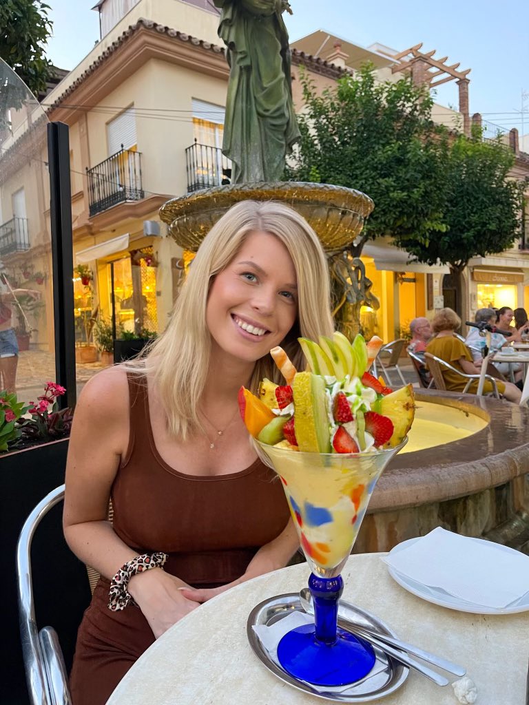 🥳🎂 Vandaag vier ik de start van mijn 28ste levensjaar 🥳🎂

28 jaar vol wijze lessen, onvergetelijke momenten, ups, maar natuurlijk ook downs. 
Dit levensjaar staat in het teken van ongelooflijk veel moois, zowel op zakelijk als op privé vlak, maar daarover hoor je later meer.