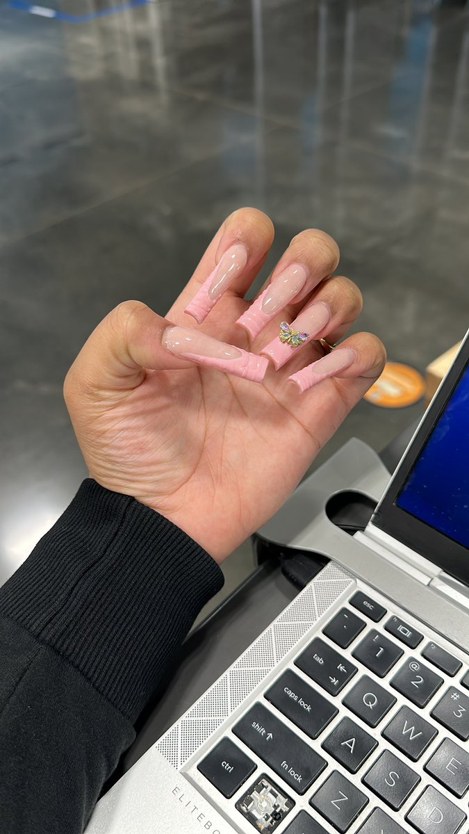 I can’t get over these nails 🫨🦋
