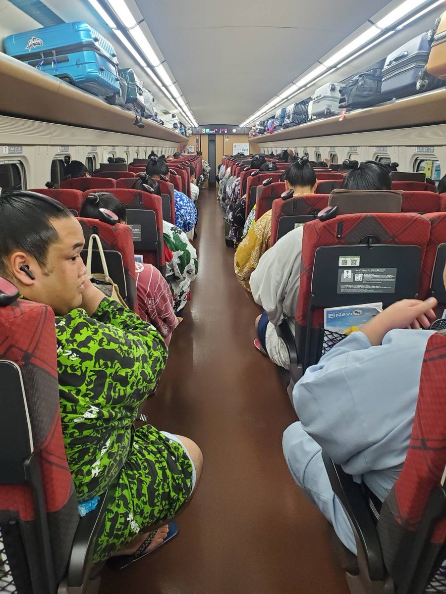 ＜夏巡業 #相撲列車＞
車内の様子。
明日は新潟県長岡市で巡業が行われます。

#sumo #相撲 #巡業