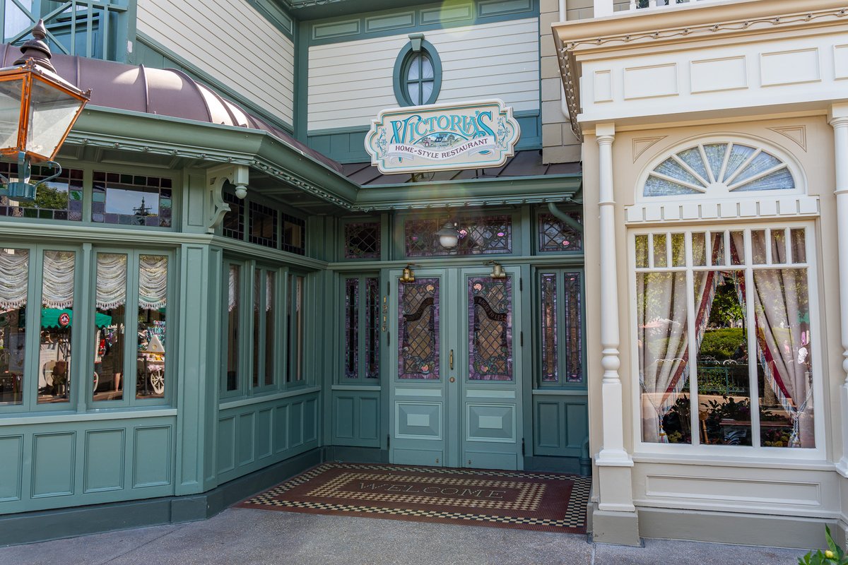 DisneylandParis's tweet photo. Plus que deux jours avant le début de la Grande Fête des Princesses ! 👸✨ Pour vous mettre en appétit, découvrez deux gourmandises exclusives que vous pourrez déguster du 20 au 26 août à Victoria’s Home-Style Restaurant ! 🍰😋 #WorldPrincessWeek https://t.co/gSAASiKj1G