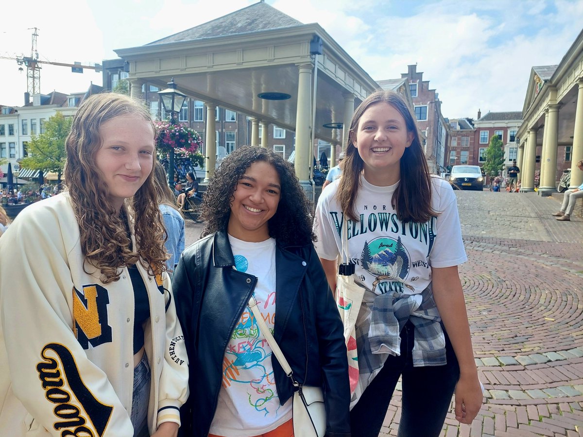 mboRijnland's tweet photo. Gisteren waren mbo-studenten voor het eerst welkom bij #ELCID, de introductieweek van Leiden. 100 eerstejaars leerden elkaar en Leiden kennen tijdens een City Tour. De dag eindige op Festival LEF, waar ze studentenverenigingen en medestudenten van andere scholen leerden kennen. https://t.co/QTGYajwdNY
