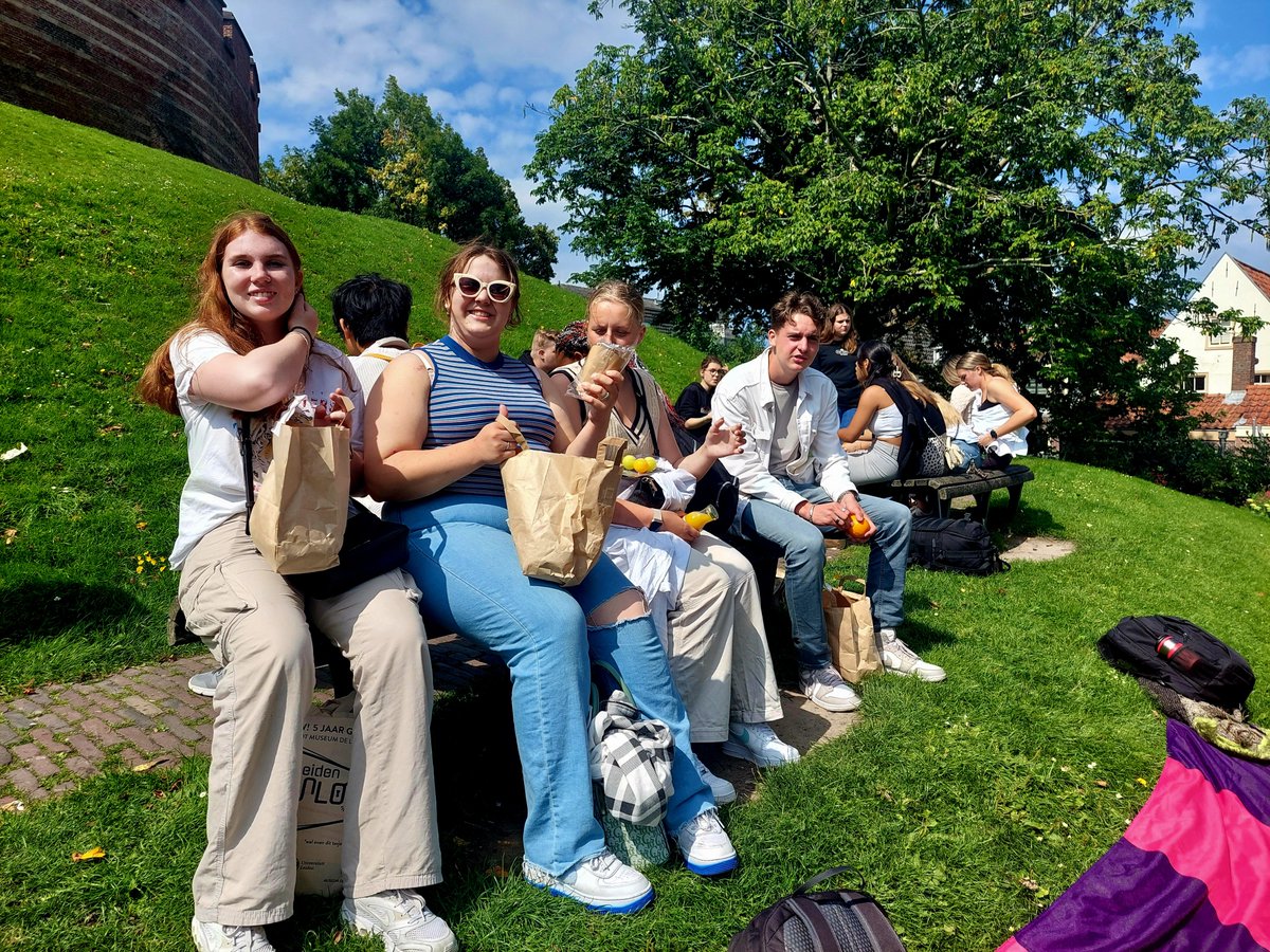 mboRijnland's tweet photo. Gisteren waren mbo-studenten voor het eerst welkom bij #ELCID, de introductieweek van Leiden. 100 eerstejaars leerden elkaar en Leiden kennen tijdens een City Tour. De dag eindige op Festival LEF, waar ze studentenverenigingen en medestudenten van andere scholen leerden kennen. https://t.co/QTGYajwdNY