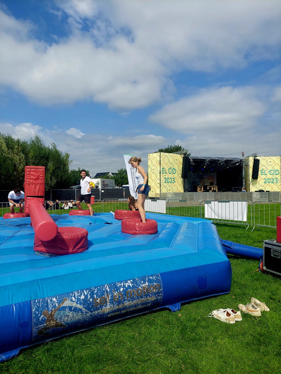 Gisteren waren mbo-studenten voor het eerst welkom bij #ELCID, de introductieweek van Leiden. 100 eerstejaars leerden elkaar en Leiden kennen tijdens een City Tour. De dag eindige op Festival LEF, waar ze studentenverenigingen en medestudenten van andere scholen leerden kennen.