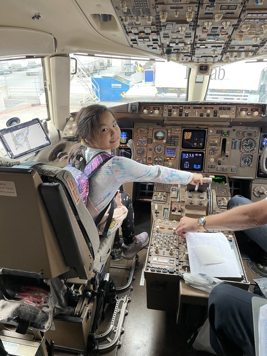 Future UA pilot ready for her flight from Stockholm to Newark! Flying the Friendly Skies! ⁦@united⁩ ⁦@weareunited⁩ ⁦@flyingphilipp⁩ ⁦@DJKinzelman⁩ ⁦@chobug⁩