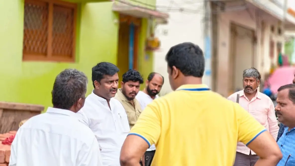 TeamRK_BJP's tweet photo. ఈరోజు (18th August 2023) సికింద్రాబాద్ కంటోన్మెంట్ వార్డ్ – 3 పరిధిలో అన్నానగర్, NTR విగ్రహం వద్ద
Rs 8,60,000 నిధులతో అండర్ గ్రౌండ్ డ్రైనేజ్ లైన్ల మరమ్మత్తులు & నిర్వహణ పనులు ప్రారంభించాము.
#teamrk #scb #secunderabad #contonment #ward3 #basthibata #meetyourmember #jramakrishna https://t.co/dykIJgiLhQ