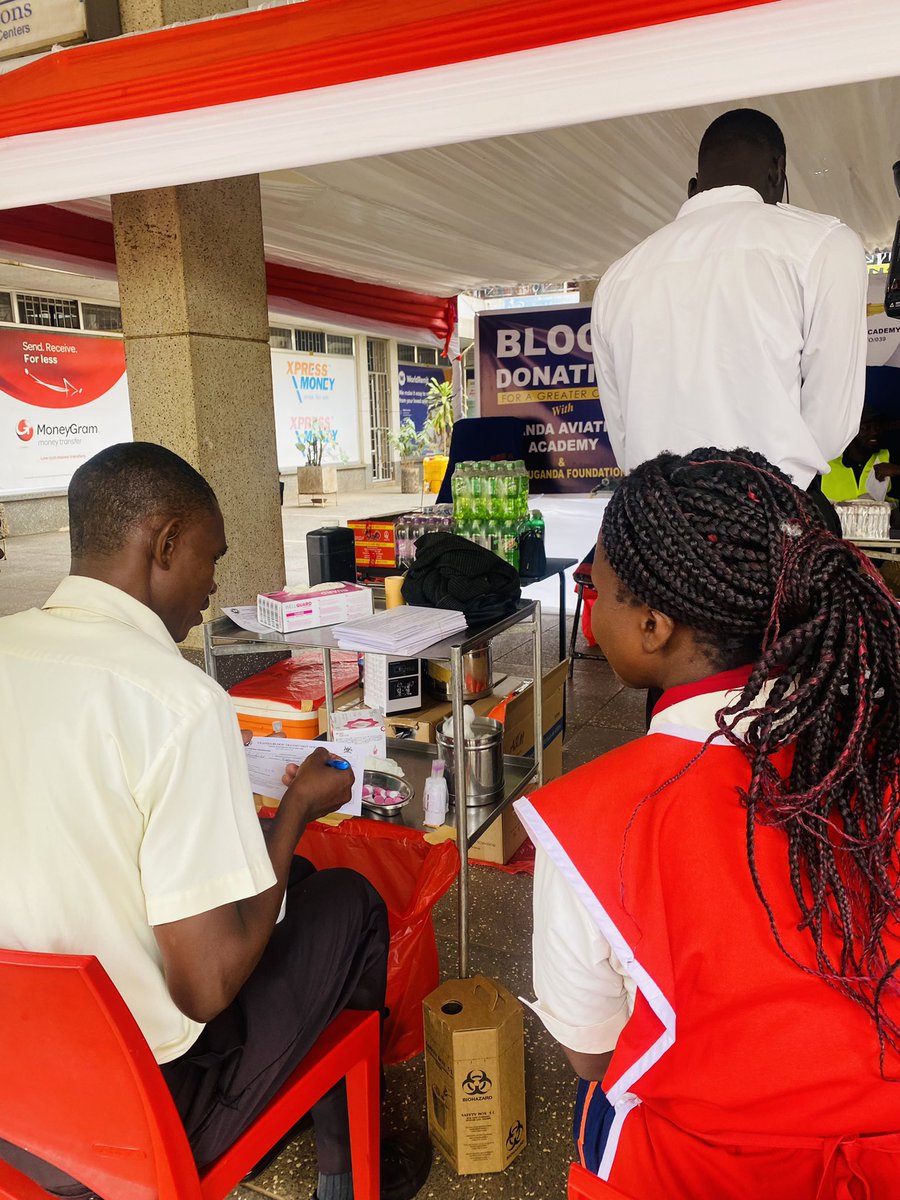 melanin5queen's tweet photo. With a big smile join us today at metropole house as we fight blood shortage โฅ๏ธ๐ฉธ .
#DonateBlood
#UAASeptemberIntake https://t.co/1haF4TmAa8