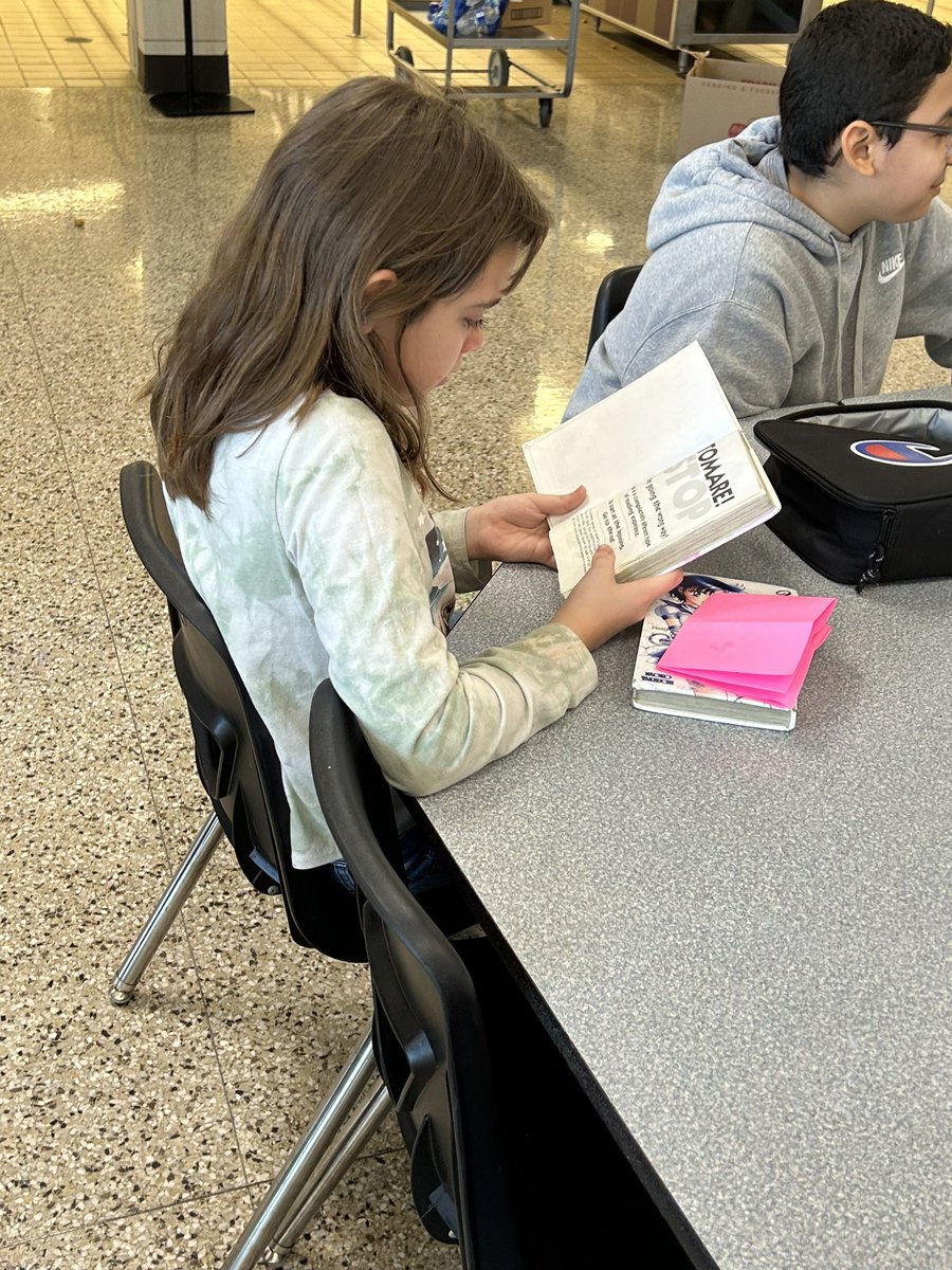 Facebrusher's tweet photo. Students @alvin_jh got caught reading at lunch today!! Get out of the way…and let ‘em read!! 🐴📚

@AlvinISD #mustangPRIDE https://t.co/zg1Y2N6HOA