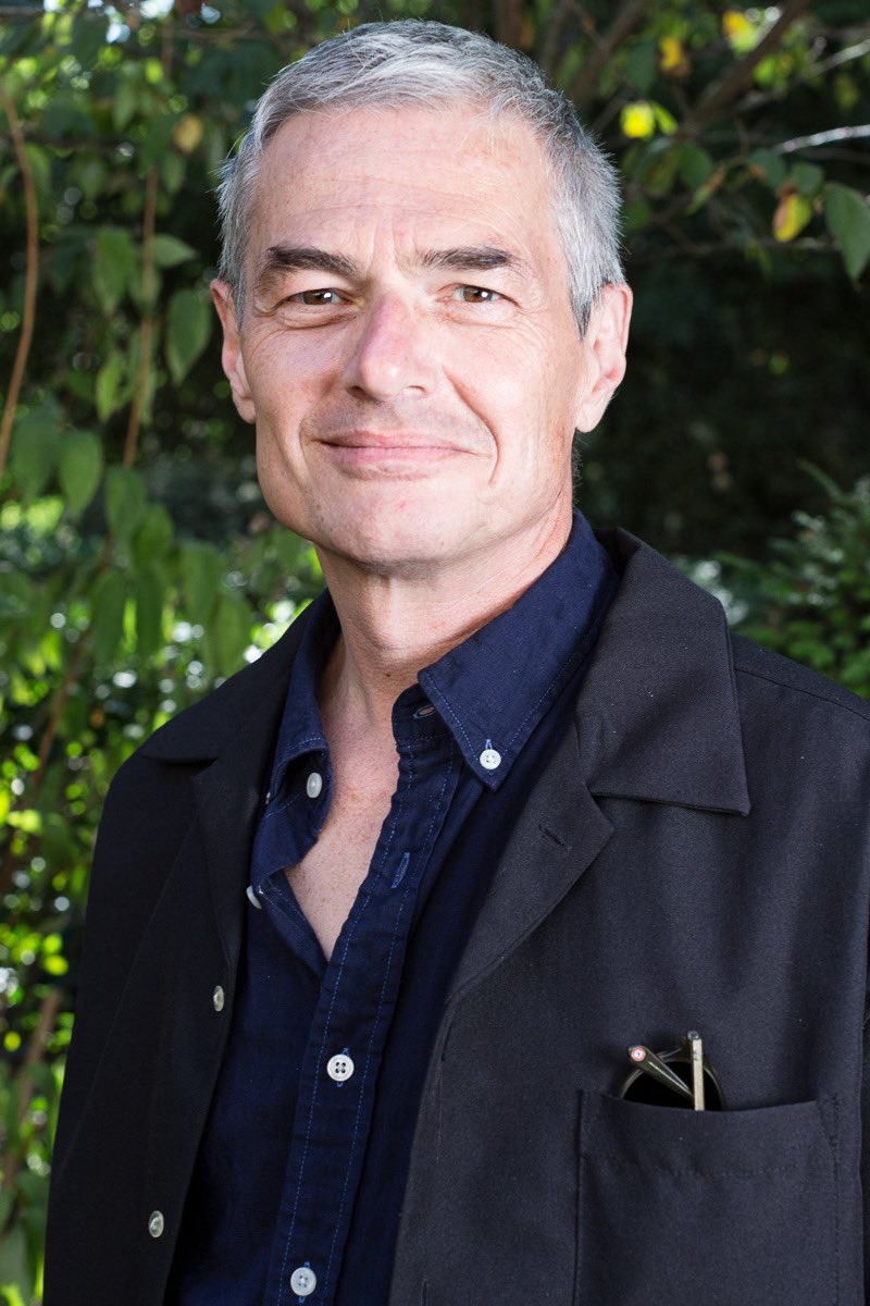 C’est avec une profonde tristesse que nous avons appris la mort de Pierre Alferi, immense écrivain, poète, professeur aimé des Beaux-Arts de Paris. Il va nous manquer, nous pensons à toutes celles et ceux qui l’ont aimé.