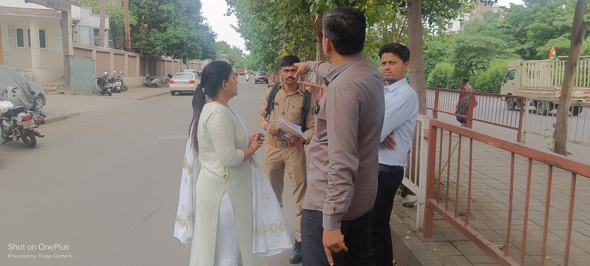 આજરોજ વોર્ડ નંબર ૫, ફૂલપાડા/અશ્વની કુમાર વિસ્તાર માં આવેલ ગ્રીન પાર્ક સોસાયટી સર્વિસ રોડ પાસે અકસ્માત ના અનેક બનાવો બનતા હોવાથી સોસાયટી ના સભ્યો દ્વારા સ્પીડ બેકર ( બમ્પ) બનાવવાની ફરિયાદ કરી હતી તેથી અધિકારીઓ સાથે સ્થળ મુલાકાત કરી બમ્પ બનાવવાની માંગણી કરી 
 *ભાજપ પરિવાર સુરત,*🇮🇳