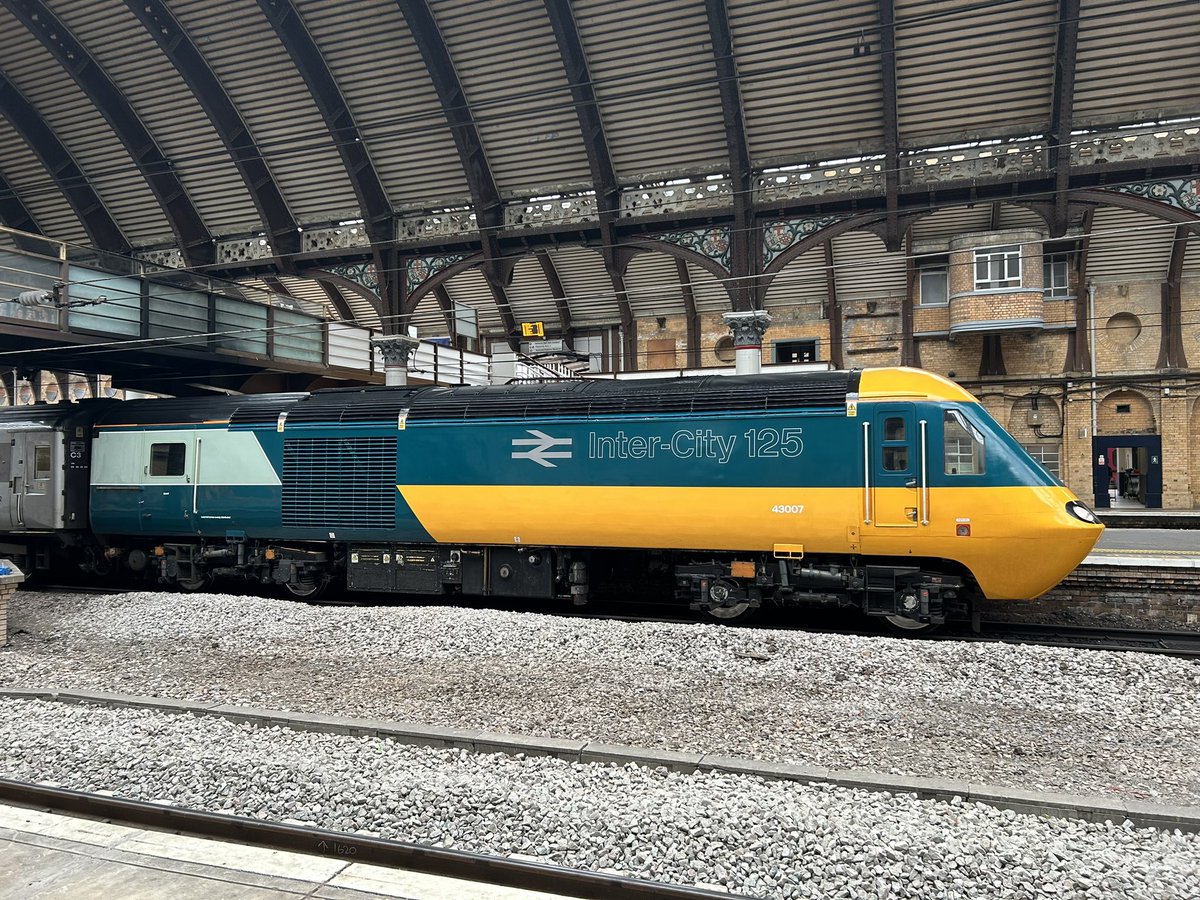 The iconic High Speed Train at York this morning, not long left for this old girl on the UK Rail network. Not long left for any of the remaining ones in normal passenger service. 43184 leading, with recently painted 43007 trailing at the rear #HST #intercity125 #iconic #sadtimes