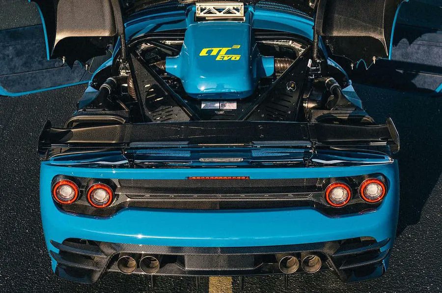 RUF CTR3に'Evo'モデルが登場。

バンパーやフェンダー、テールライトが専用のデザインに変更。リアウィングも固定式のものが採用された。

エンジンも可変バルブやリフト調整、DFIシステムの改善、更にはドライサンプ化が行われたことで最高出力は従来のCTR3から25馬力ほど向上し800馬力となる。