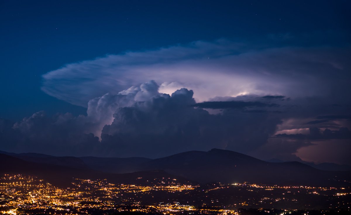 ⚡️Violents #orages hier soir du côté de #Cuneo en #Italie, bien visibles depuis les hauteurs des #AlpesMaritimes à la tombée du jour. @Meteovilles @MeteoExpress @KeraunosObs @MeteoFrance_SE