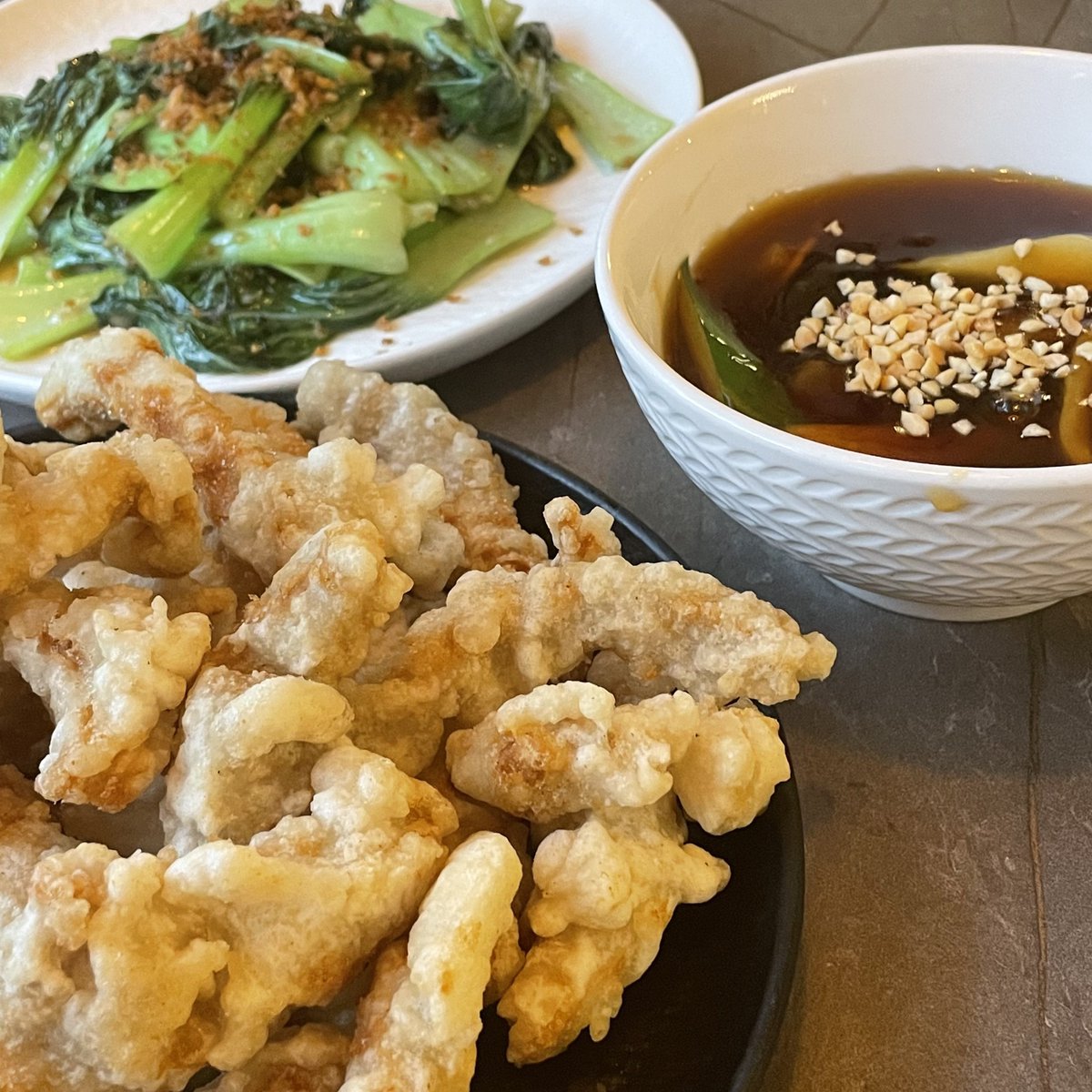 eating_omok's tweet photo. 건대입구 이우 #탕험대

돈마호크 탕수육 먹으러 갔는데 재료소진으로 일반 탕수육 먹어서 슬프다 근데 탕험대원들 맘에 든 곳이라 돈마호크 재도전하기로 함
탕수육은 쏘쏘, (튀김옷은 맘에 드는데 약간 고기냄새남) 새우어향가지가 맛있어서 딤섬도 맛있을 것 같다 여기 청채볶음이랑 마라오이 존맛 https://t.co/uyKVyPONbp