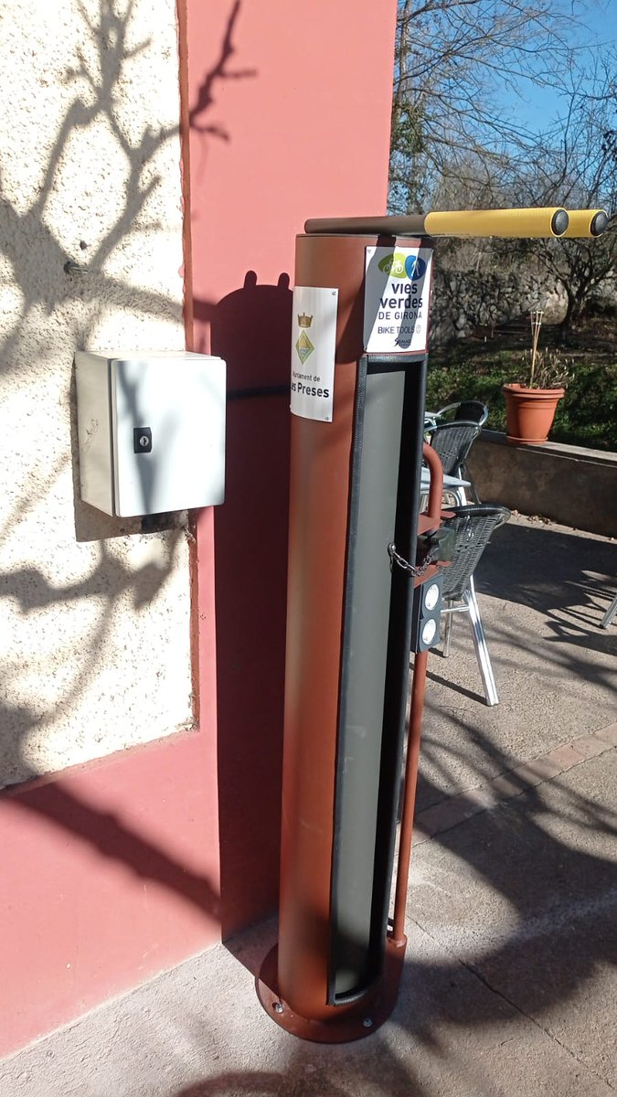 lespreses_cat's tweet photo. 🥪🧃⛱️Què fem avui? Vine a la nova terrassa del baixador de Codella. Mentre fas un mos a la cafeteria 😋🫖 de Codella pots utilitzar els nous carregadors de 🚲🔌bicicletes elèctriques.
🔧També disposen d'un petit taller per a petites reparacions. #Codella #viesverdesgi https://t.co/94zfMjNSMh