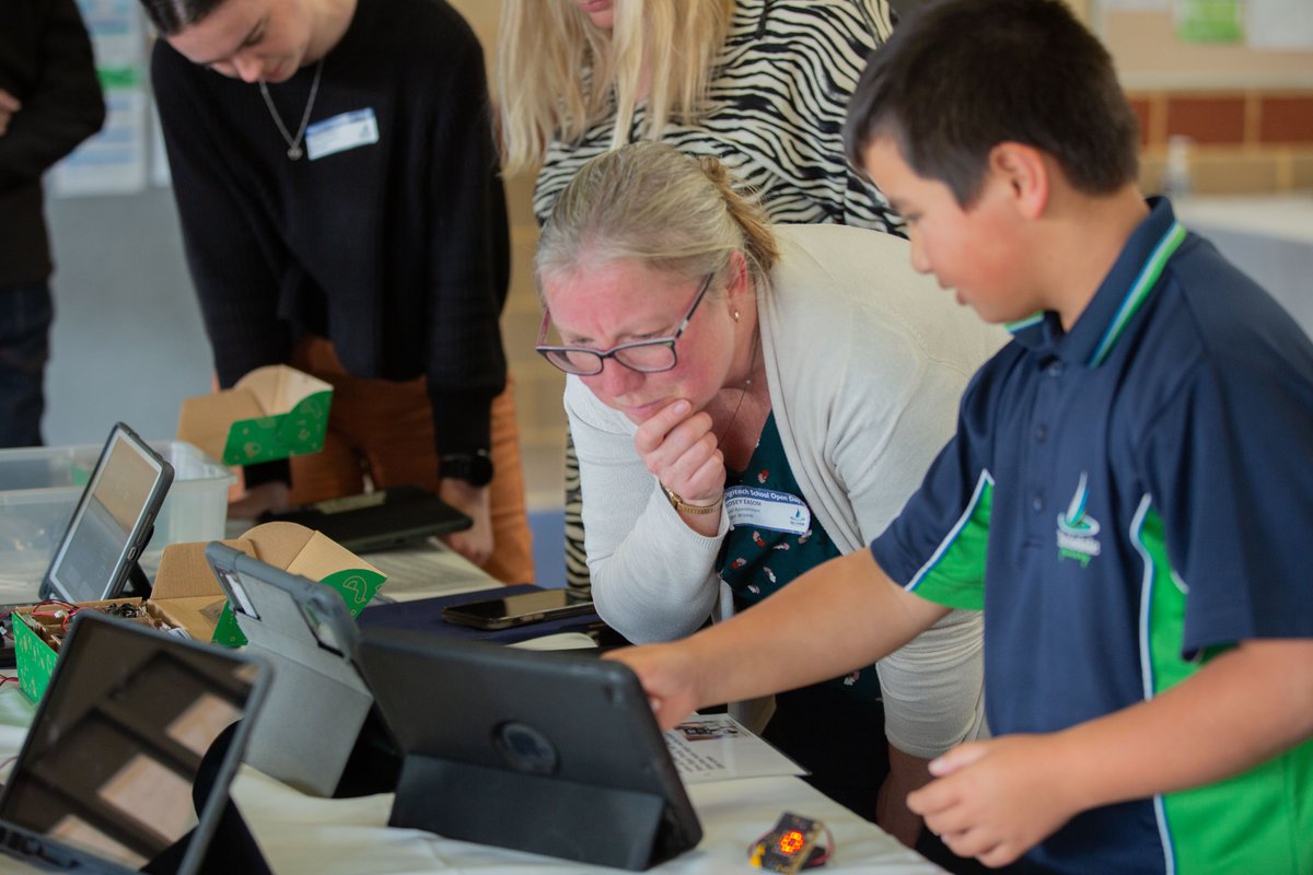 🚀 Blown away by the energy and innovation at yesterday's DigiTech School Open Day! We witnessed firsthand the power of technology in the classroom and the incredible work of our educators. #HarrisdaleTechDay #OpportunityOfTechnology 🍏🤖👩‍🏫