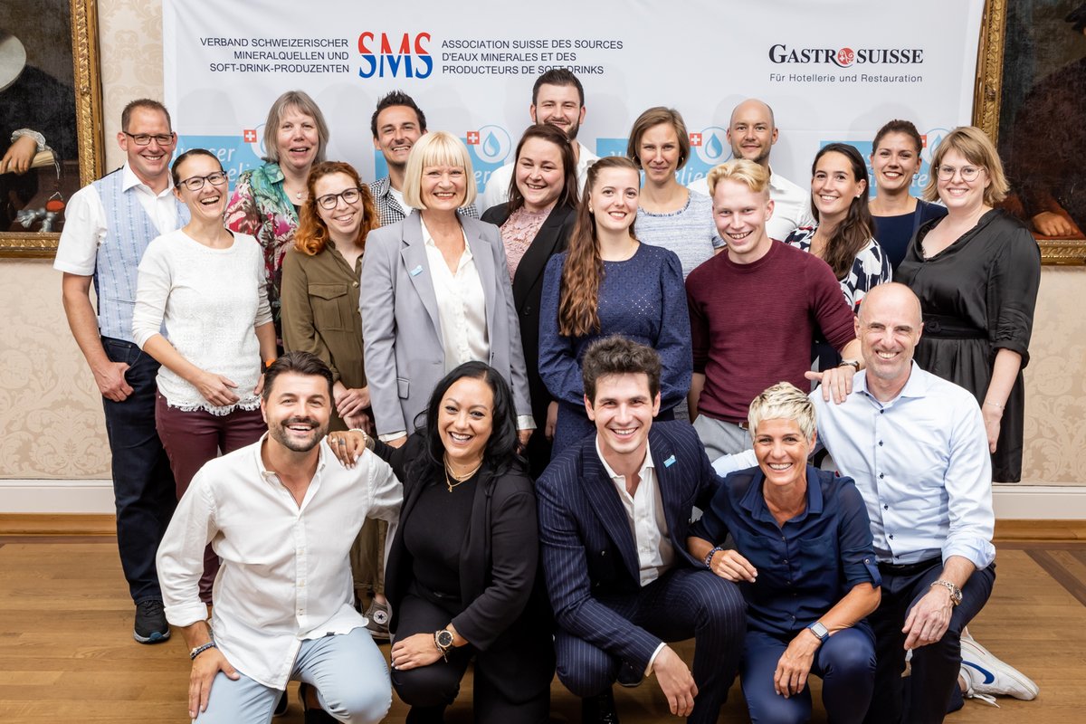 23 Absolventen des Seminars «Schweizer Wasser-Sommelier / Sommeliere®» haben am 17. August 2023 ihre Zertifikate erhalten. Bestandteile des Seminars sind Sensorik, Pairing, rechtliche Grundlagen, Geologie und Verkauf. #Mineralwasser

➡️natuerliches-mineralwasser.ch/zertifikate-fu…