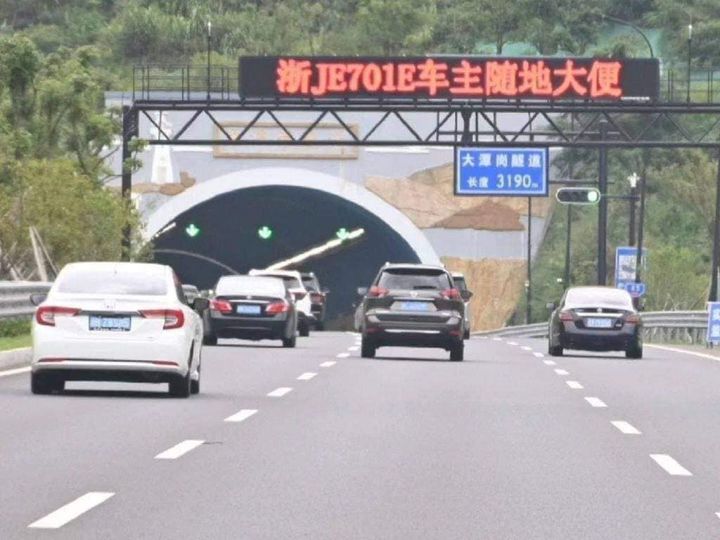 OneDayOneMilk's tweet photo. 口國高速公路電子告示的功能跟我國似乎不太一樣...

#一DAY一辱乳滑日曆 https://t.co/KMuBF8J46G