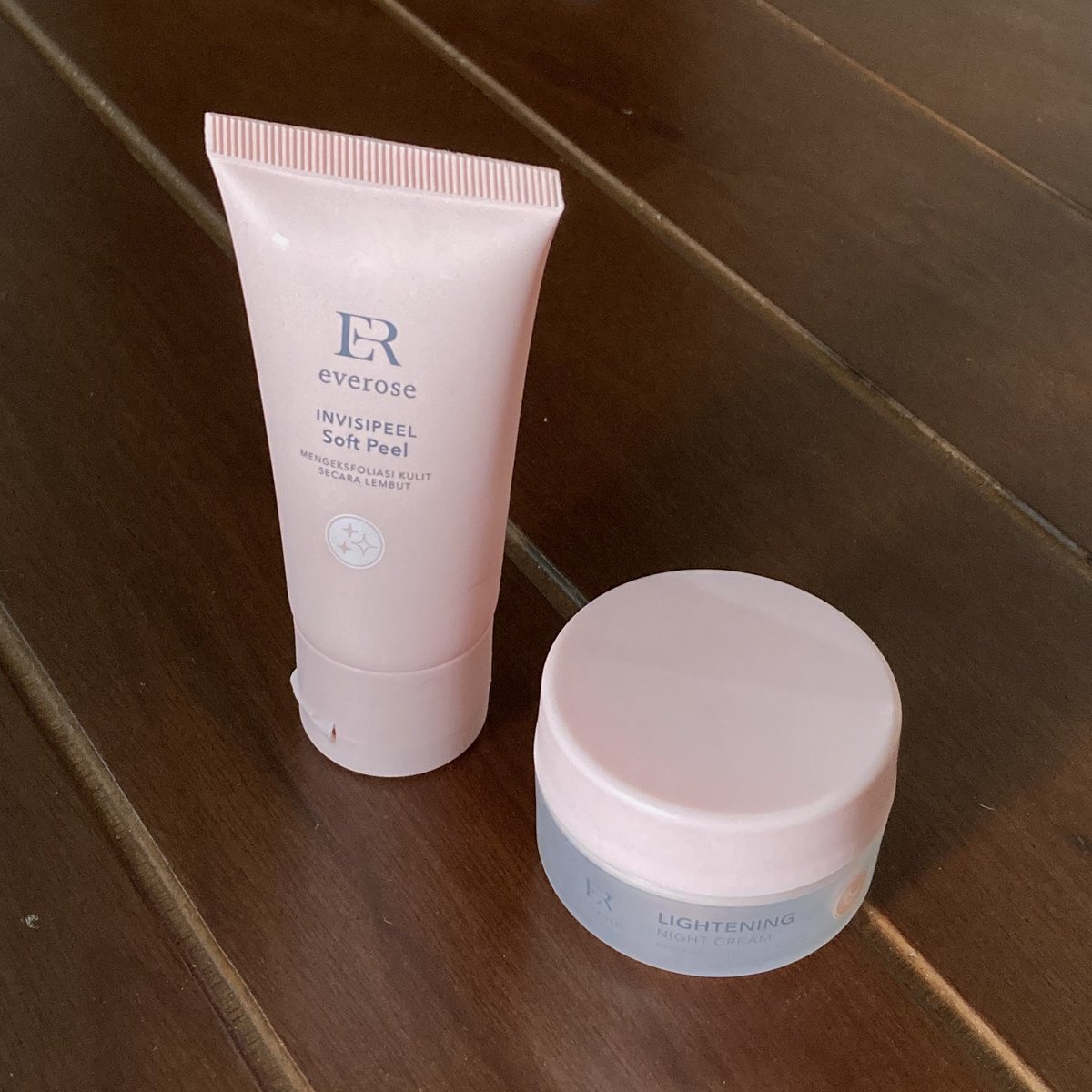 minteavalley's tweet photo. muka cerahan kaya abis pulang dari klinik padahal ini pake peeling sendiri, biar ala2 homepeel gitu 💆🏻‍♀️

lembut, alus, glowing, siap buat acara besok xixi pake 2 produk aja! #racuninskincare https://t.co/LsEcOmCkkc