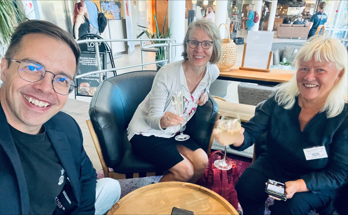 Vuokko KohtamĂ€ki (@vkohtamaki) on Twitter photo Viikon huipennuksena kilisteltiin JyvĂ€skylĂ€n XXV korkeakoulututkimuksen symposiumille ja ammattikorkeakoulututkimuksilleđ€@helkuu ja <a href="/IlkkaKurkela/">Ilkka Kurkela</a> Viikon huipennuksena kilisteltiin JyvĂ€skylĂ€n XXV korkeakoulututkimuksen symposiumille ja ammattikorkeakoulututkimuksilleđ€@helkuu ja <a href="/IlkkaKurkela/">Ilkka Kurkela</a>