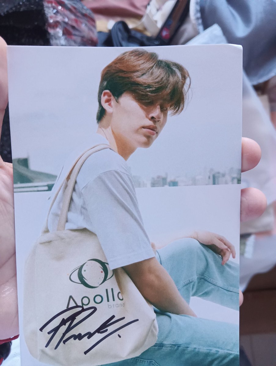 LimosSherryl's tweet photo. ahkkkk worth it ung last merch ko 😭😭 finally having my very own signed pc of baby pond 😭😭😭WORTH IT UNG 1 YEAR ALMOST NA PAG AANTAY GRAVEEEE SARAP UMIYAK https://t.co/N4eHQAQRMR