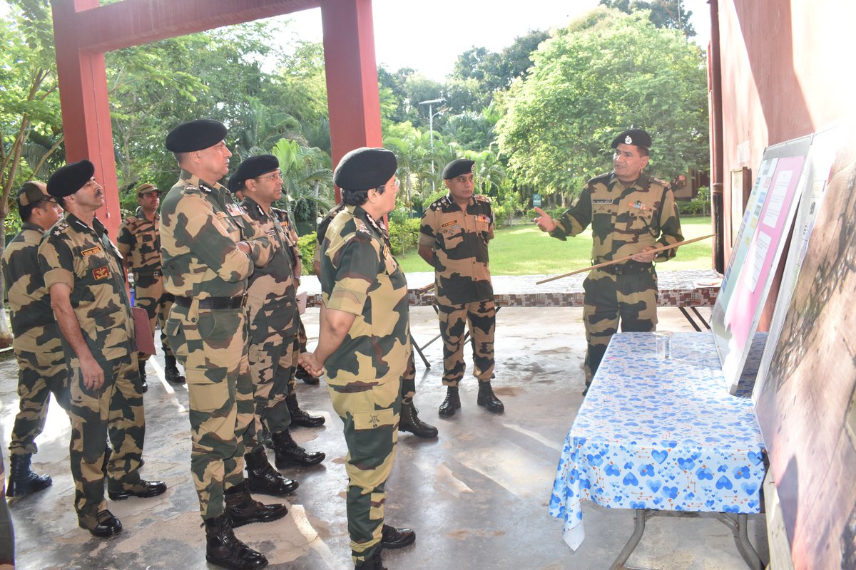 BSF_MizoramCach's tweet photo. Ms Sonali Mishra, IPS, ADG (EC) BSF  arrived at SHQ BSF CI (OPS) Koirengei, Imphal and discussed security situation of Manipur with officers. She visited the Coys deployment area and took stock of the prevailing situation and interacted with Cdrs and troops.
#BSF
#Manipur https://t.co/jQbLfzA3e1