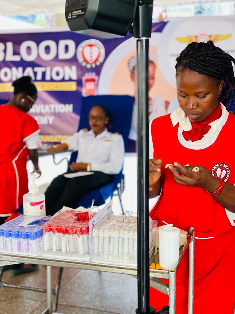Atuhairecarol10's tweet photo. You are eligible to donate blood if you are in good health. Pass by Metropole house & save a life.
The event has been graced by captain @Mukulaa, pastor @martinssempa and @MissUgandaWorld.
โถ๏ธOrganized by @ugaviationsch.
#DonateBlood
#UAASeptemberIntake https://t.co/qVkgc4Ycdf