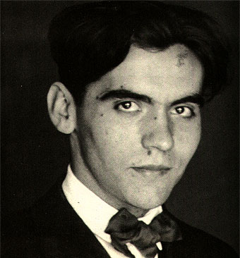 GARCÍA LORCA, AFLUENTE DEL RÍO GUADALQUIVIR
Un 18 de agosto moría asesinado por el fascismo

García Lorca era un afluente del río Guadalquivir. Sus verdugos madrugaron para interrumpir su curso y enterrar su cauce, pero García Lorca siguió fluyendo por debajo de la tierra. Su voz