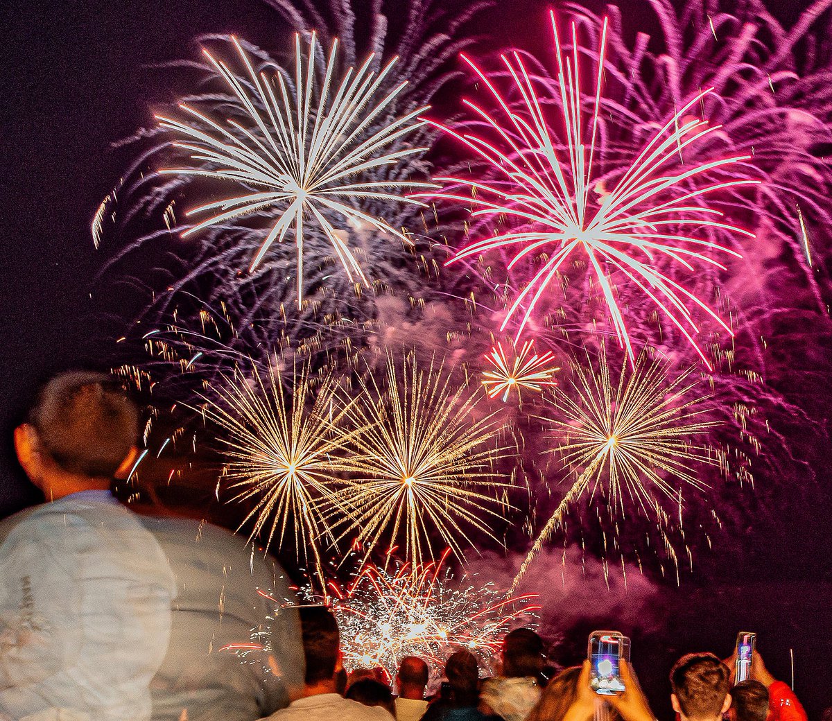 GRWPhotography's tweet photo. What a feast for the eyes! Enjoyed getting stuck into this at the Plymouth Firework Championships! #fireworks #plymouthfireworkschampionships #plymouthhoe #fireworkdisplay https://t.co/uq9iN72E71