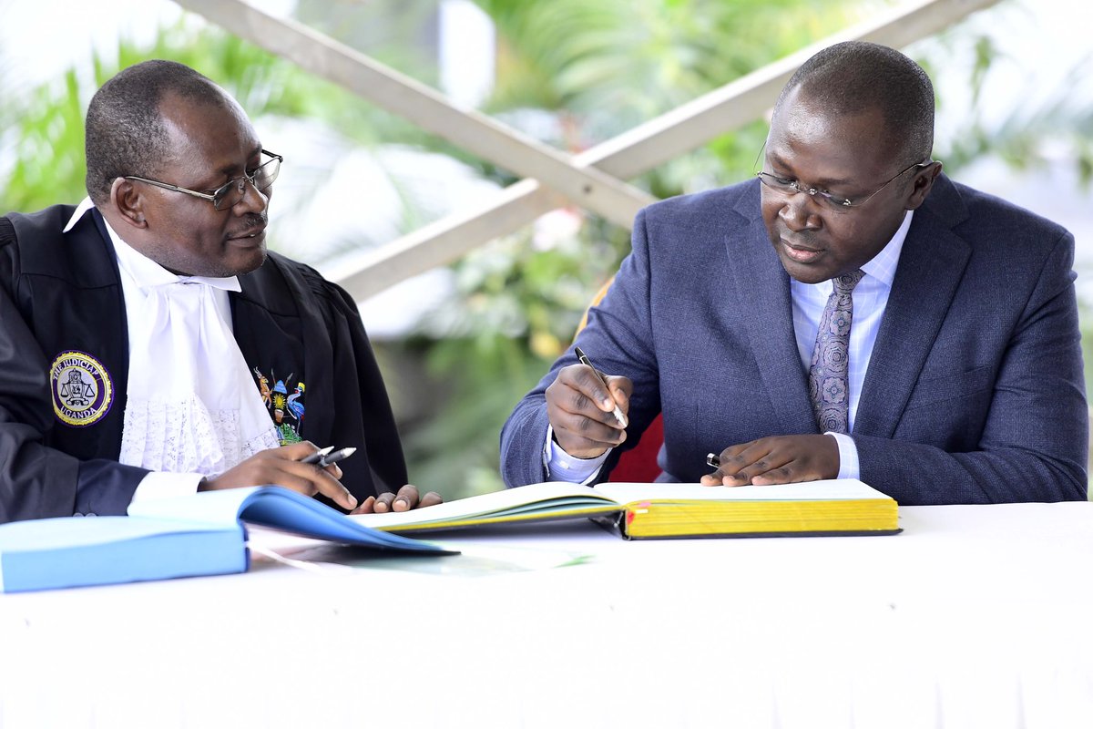KagutaMuseveni's tweet image. I witnessed the swearing in of new High Court Judges at State House Entebbe.I congratulate these new young judges. 

I am happy to watch young people coming up to take these positions. When I had just started doing this work, we used to swear in people far older than me. 

With…
