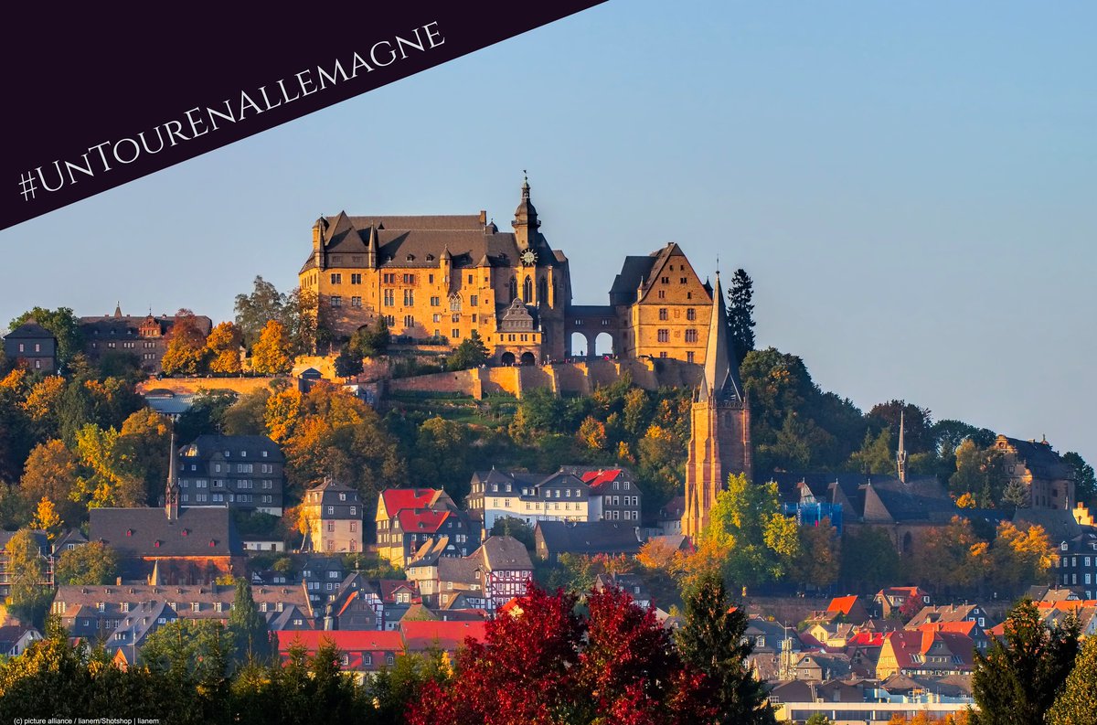 Surnommé «la Ville haute» par la population locale, le château de #Marbourg domine le centre historique et ses ruelles bordées de maisons à colombages et de villas Gründerzeit. Riche d’une histoire de 800 ans, cette cité étudiante séduit toutes les générations. #UnTourEnAllemagne
