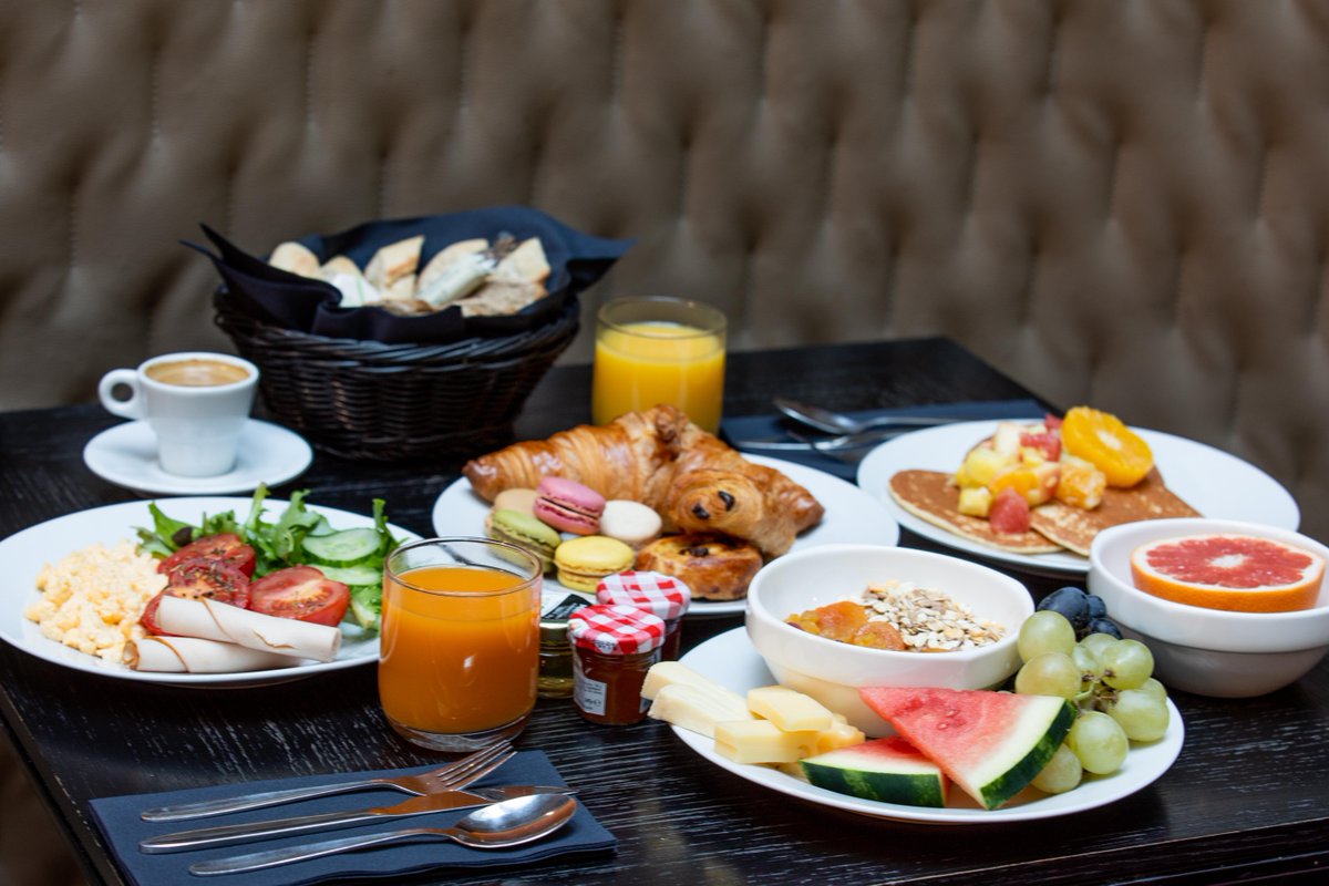 DoubleTreeYork's tweet image. Imagine waking up to the inviting aroma of these freshly cooked breakfast options, so you can savour every bite and feel energised for the day ahead 🍳 🍊 😋 #MorningFeast #HotelBreakfast