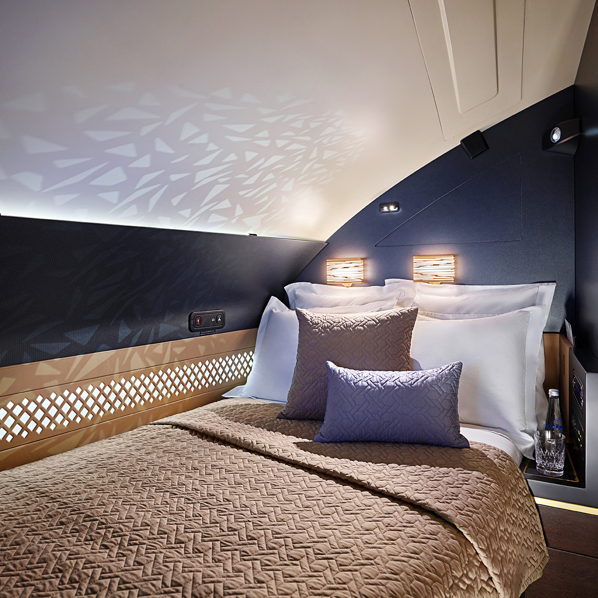 etihad's tweet image. Enjoy a restful sleep in your private bedroom and wake up to a refreshing shower in your ensuite bathroom. Choose to have your breakfast in bed or in your personal living room. The Residence, an unparalleled way to fly, only on board the Etihad A380.