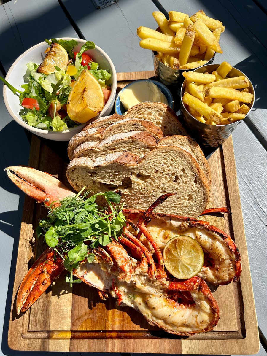 When you’re relaxing by the sea, nothing beats a fresh whole 🦞 or a whole Devon brown 🦀. Pre order yours today (minimum 24 hours preorder) and enjoy the fresh taste of what the locals waters have to offer. #youngschefs #freshseafood #summeratyoungs #lobster #crab #fresh