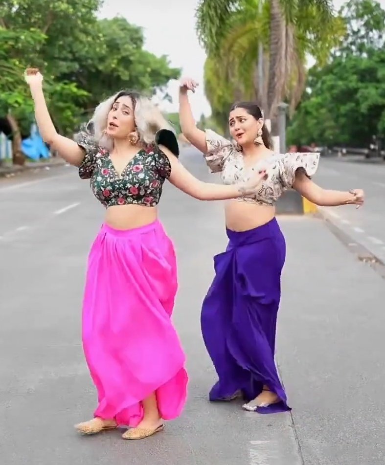 The energy of these two Ladies combined 🤌💯
Gal power
#RashamiDesai #NehaBhasin