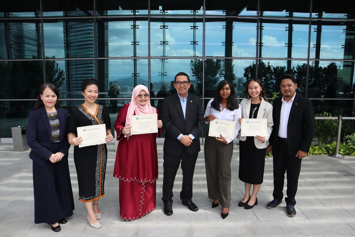 UKinMalaysia's tweet photo. 35 of Malaysia’s brightest have been awarded the prestigious @CheveningFCDO #scholarship to pursue their postgraduate studies in the #UK in the 2023/24 academic year. https://t.co/YreuGRJtnZ