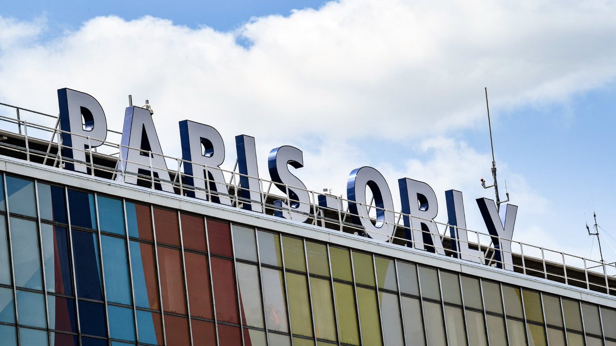 BFMTV's tweet photo. Un homme meurt après avoir été poignardé par son collègue à l'aéroport d'Orly
https://t.co/FK97ZvQzSu https://t.co/IOiCBsFkH9