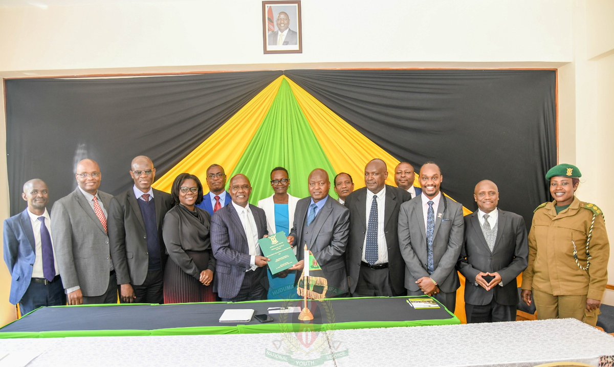 KakungaWambua's tweet photo. Thereafter, the Council signed the PC with @NYS_Ke Ag. DG Mr. James Tembur🪖. Also present were our Directors from Hq🛡️

"Performance contracts are important instruments of #accountability ⚖️, shared responsibility🔑 &amp; results measurement🎖️"
~@SingoeiAKorir

#HudumaKwaTaifa 🇰🇪🇰🇪 https://t.co/vXnoBFXqvV