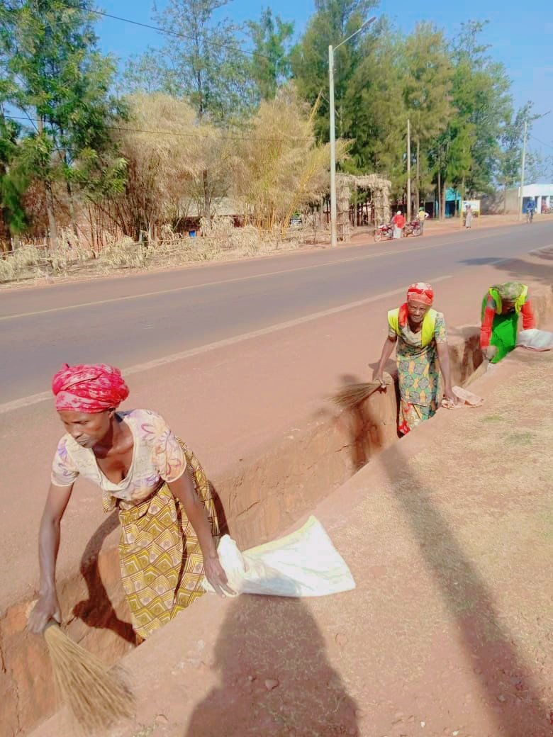officialMakuleS's tweet photo. #Igitondocy'Isuku.Nkuko twabigize Umuco muri @KireheCell k'ubufatanye na #Komitez'Isuku Mu kagari twazindutse dukangurira abantu gukora Isuku kumihanda,Mubikari aho bakorera no Mungo no mumasantere y'Ubucuruzi no mubigo bitandukanye bya leta na NGO's ,byagenze neza kd birakomeje https://t.co/64EGc4qtt3