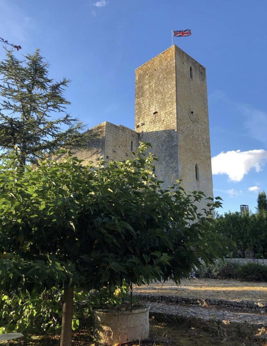 This is a house and castle in Gascony, France that the British owners have just put on the market. Imagine flying a union flag over your little bit of Engerland 🙄 Eccentric or taunting?