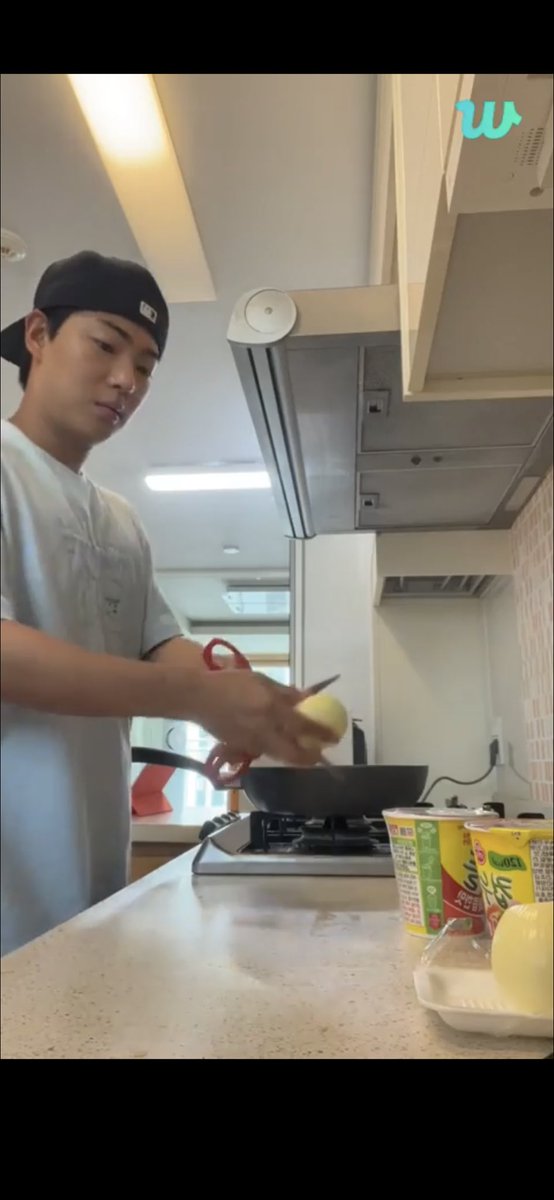 달라붙지 않는 칼을 구매한 숙소1
vs
칼이 없어 가위로 양파 자르는 숙소2