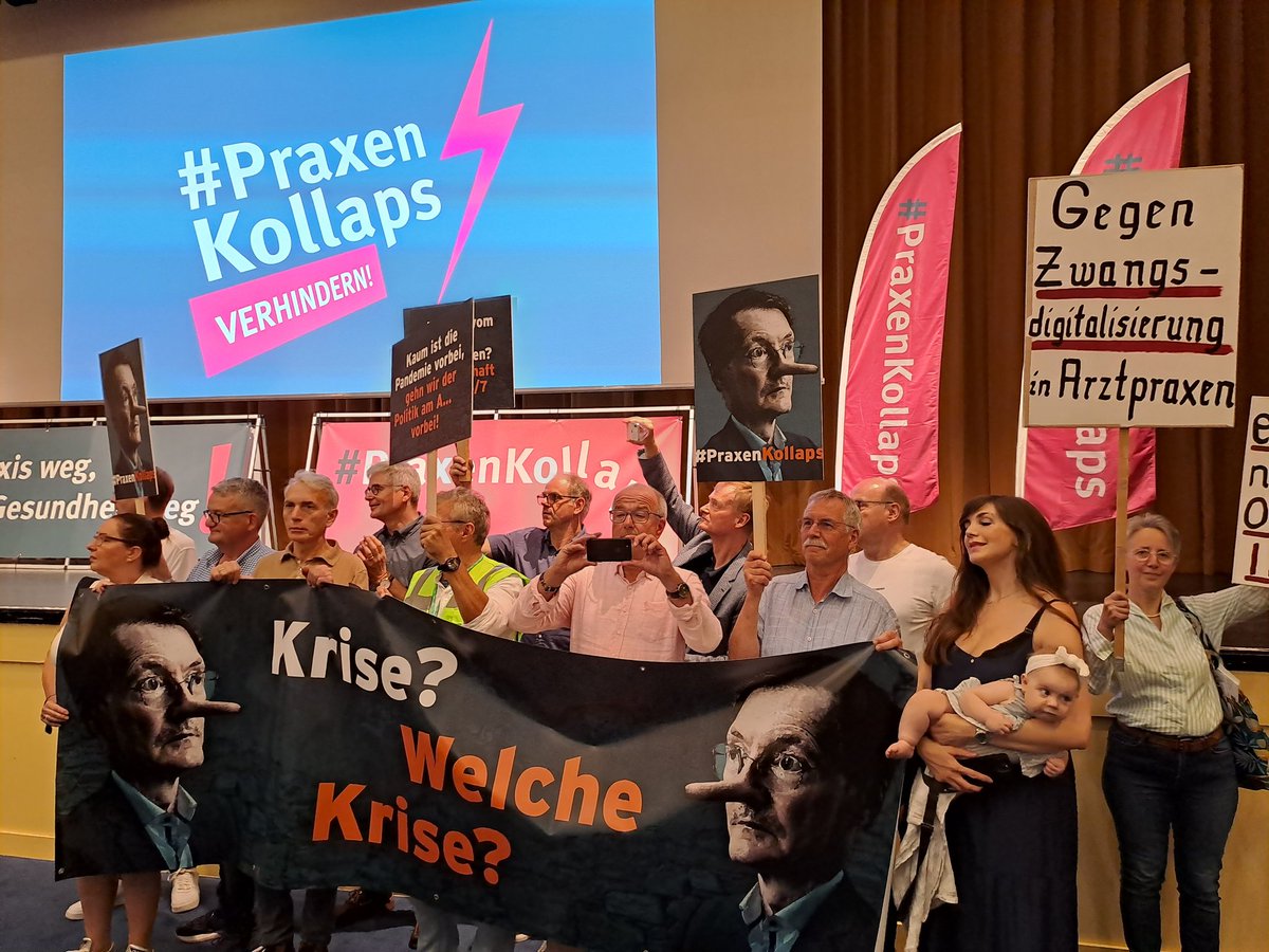 Zi_Berlin's tweet photo. Aufgeheizte Stimmung beim Protesttag der niedergelassenen Haus- und Fachärzt:innen sowie Psychotherapeut:innen in Berlin. #PraxenKollaps
Weitere Infos: https://t.co/zQ1hc2z2V1 https://t.co/iFCaC8GIbr