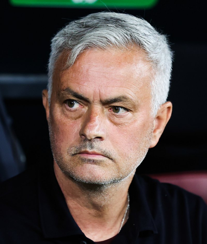 Mourinho sur la différence entre être un capitaine et être un leader dans une équipe :

"Être capitaine et porter le brassard ne signifie pas être un leader. J'avais un capitaine qui ne pouvait pas être un leader. Les gens associent porter le brassard à être le leader d'équipe.