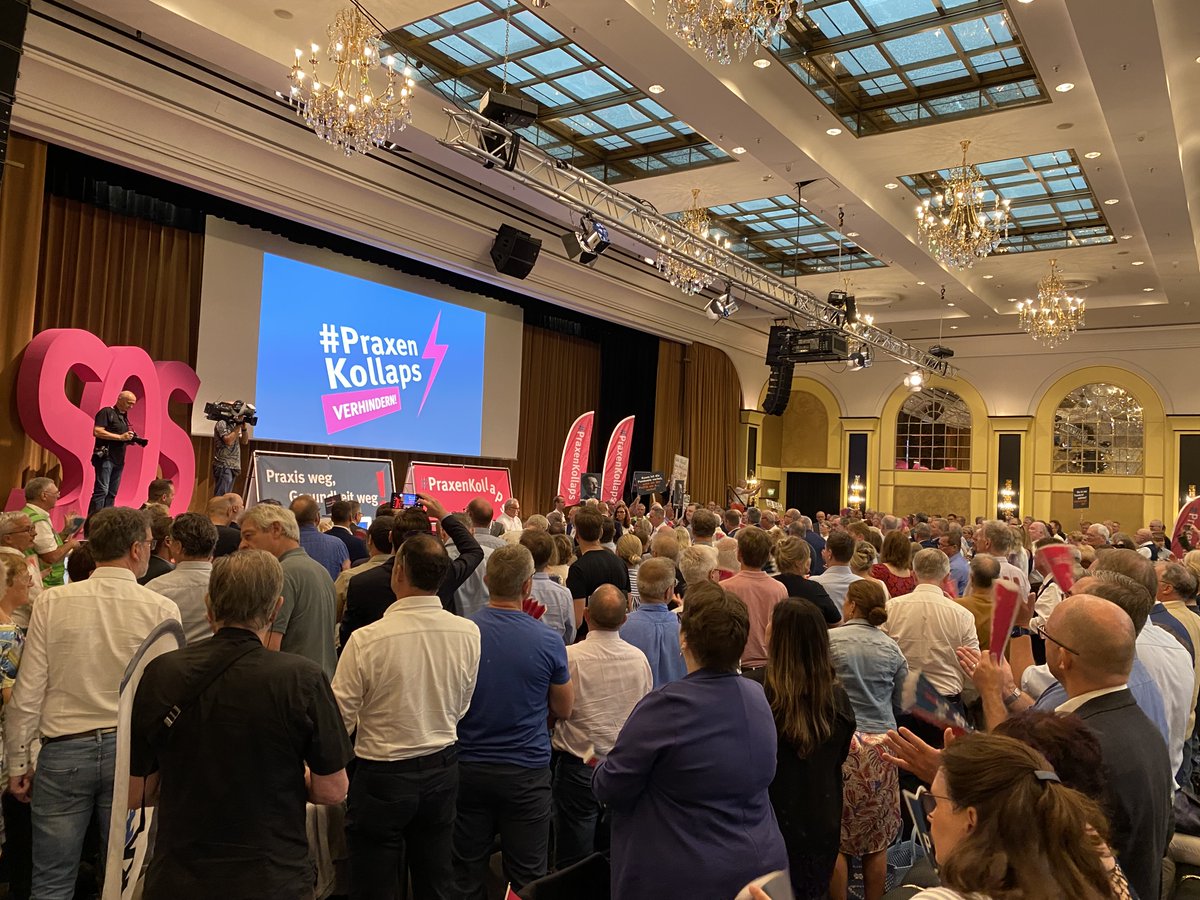 KV_Bayerns's tweet photo. Voller Saal und große Stimmung im Saal des Marriott Hotel in Berlin. Hunderte Ärzte und Psychotherapeuten sind hier zusammengekommen, um vor dem drohenden #Praxiskollaps zu warnen!
#krisensitzung #ambulanteversorgung #praxenkollaps #bundespolitik @Karl_Lauterbach https://t.co/TMFoq9zpuR