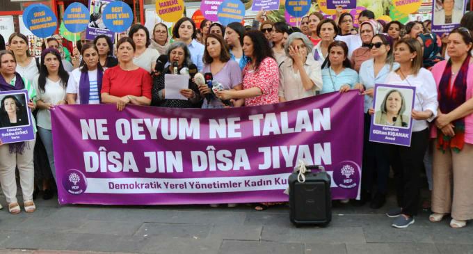 Baskıcı ve savaş rejimi haline gelen AKP-MHP faşist bloku HDP belediyelerimize kayyım atayarak kadın özgürlükçü modelimizi baskılayarak kadınları özne olmaktan çıkarmak ve iradesiz kılmak istemektedir.
 
#DîsaJinDîsaJîyan 

👇👇👇
tevgerajinenazad.com/disa-jin-disa-…