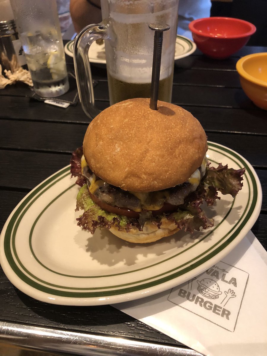 MTD_REAL_'s tweet photo. 必殺バーガー研修🍔

肉やわ〜肉汁やわ〜🍔
ただピクルス入ってませんよ？

なのでハングリーヘブンの勝ちかな？
分からん！
どっちも好きや🏆
近いうちハングリーヘブン行こ！

#バーガー研究 https://t.co/036zCaj0NU