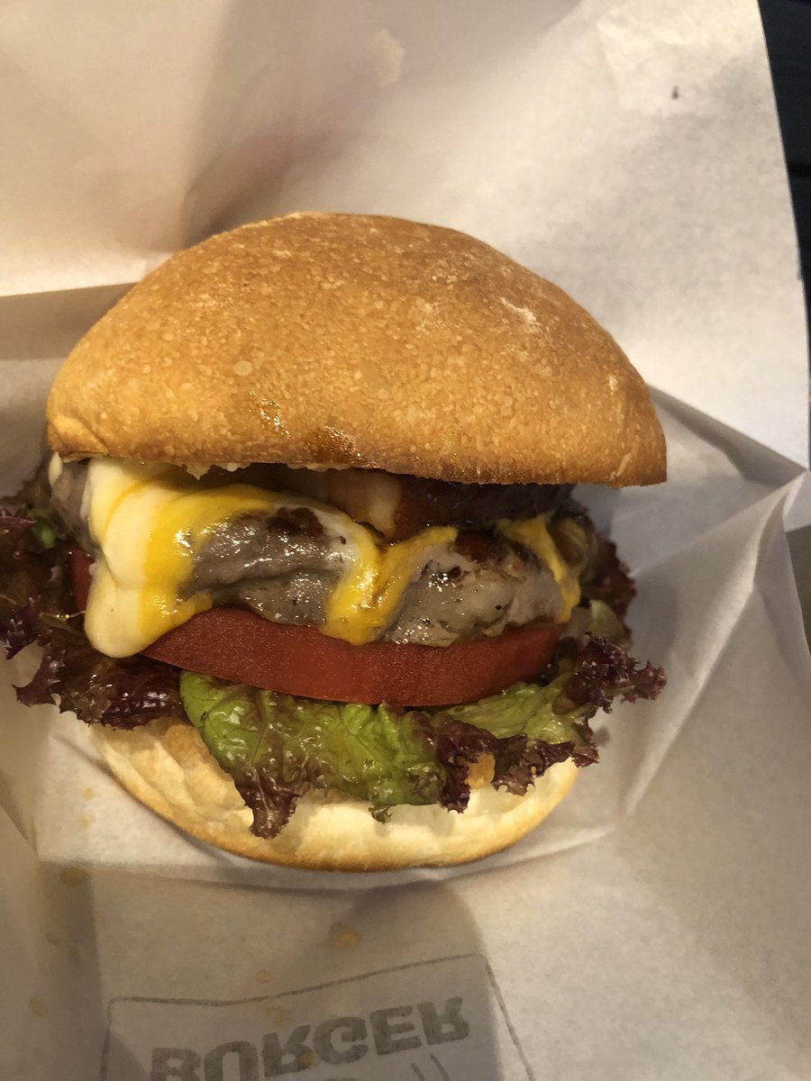 MTD_REAL_'s tweet photo. 必殺バーガー研修🍔

肉やわ〜肉汁やわ〜🍔
ただピクルス入ってませんよ？

なのでハングリーヘブンの勝ちかな？
分からん！
どっちも好きや🏆
近いうちハングリーヘブン行こ！

#バーガー研究 https://t.co/036zCaj0NU