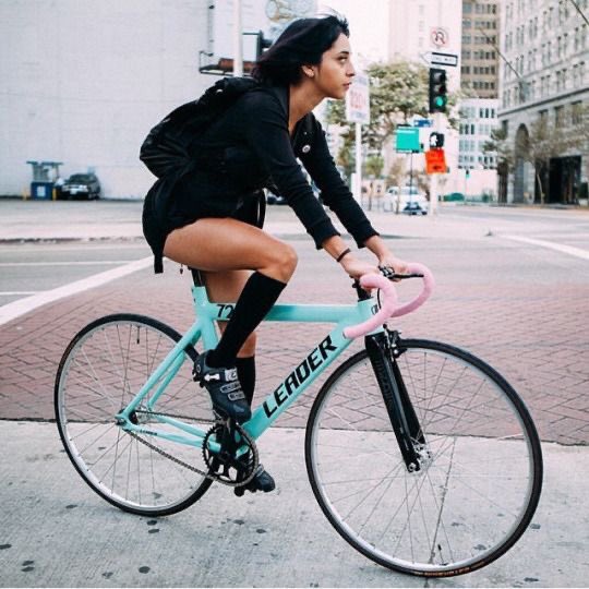 mrakduck's tweet photo. Fixie Girls 😻🚴‍♀️

#fixedlife #Girlsonfix #bicycleaesthetics https://t.co/oRE5xPTTTH