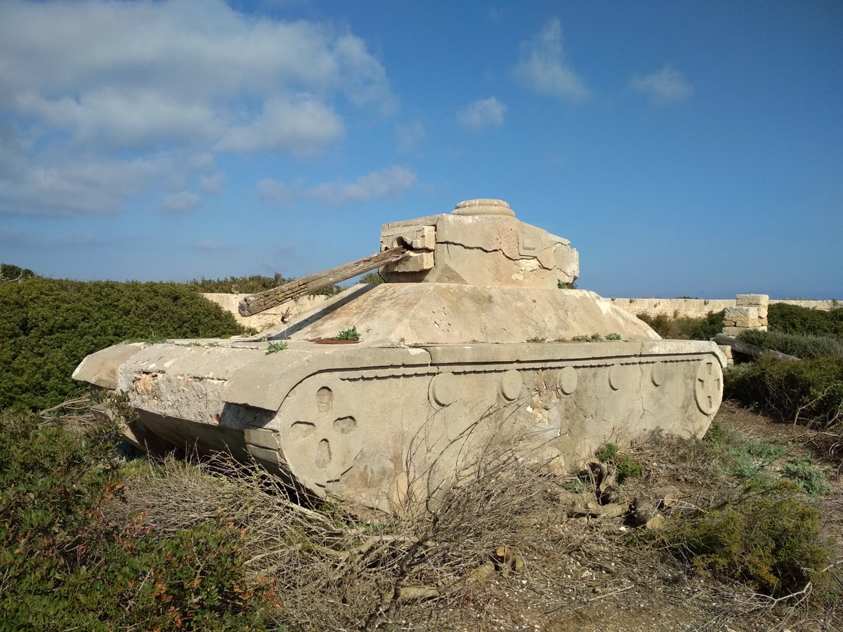 Cuando escribí mi libro GUÍA DE LAS BATERÍAS DE COSTA y viaje por Baleares recorriendo todas las posiciones, me encontré con unos extraños carros de combate hechos de piedra-cemento.
 Nunca había oído hablar de ellos👇